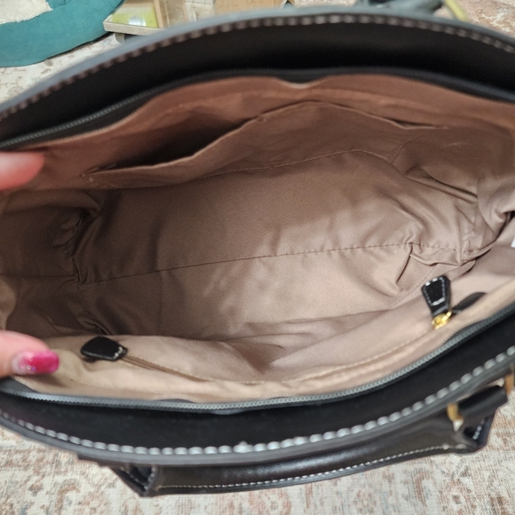 London Fog Purse. - Picture 3 of 3